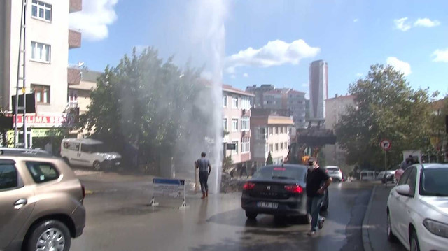 Ataşehir’de İSKİ çalışması sırasında boru patladı: Su metrelerce yükseğe fışkırdı