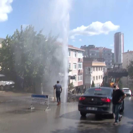 Ataşehir’de İSKİ çalışması sırasında boru patladı: Su metrelerce yükseğe fışkırdı