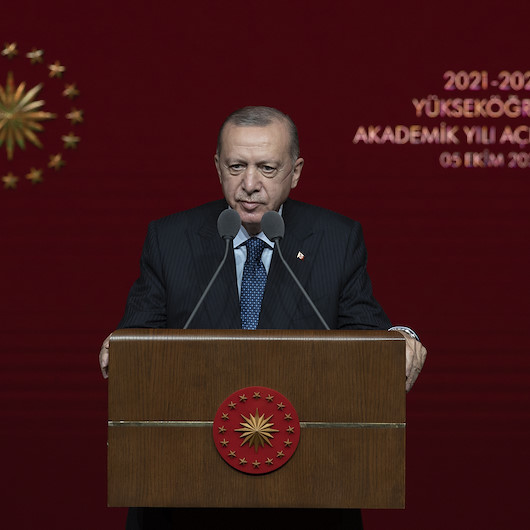 Makam aracının tepesine çıkan öğrencilere Cumhurbaşkanı Erdoğandan tepki: Böyle öğrenci olmaz