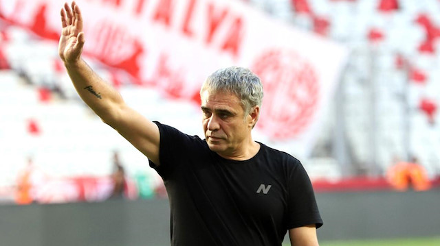 Ersun Yanal, Antalyaspor'da son alınan Adana Demirspor mağlubiyeti sonrasında yönetimle görüşerek görevinden ayrıldı.