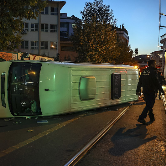 Güngörende servis minibüsü tramvay yoluna devrildi