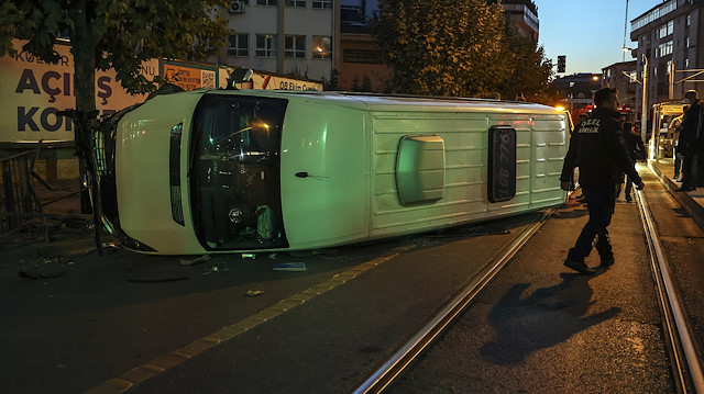 Güngören'de servis minibüsü tramvay yoluna devrildi