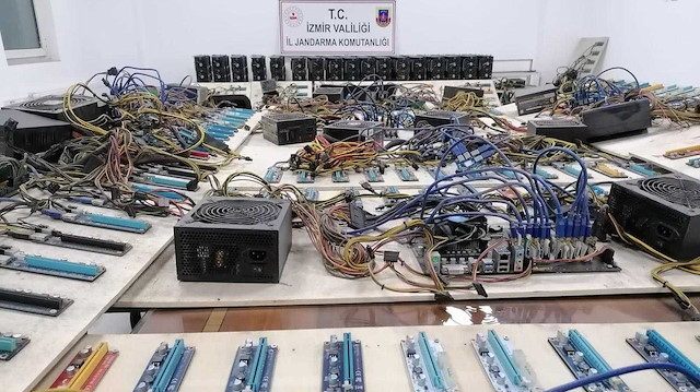 İzmir'de kripto para operasyonu: 1.5 milyon TL'lik kaçak cihaz ele geçirildi