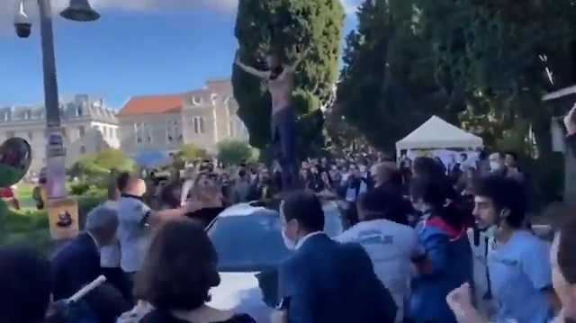 Boğaziçi Üniversitesinde eylemci öğrenciler Rektör Naci İnci'nin aracının üzerine çıktı