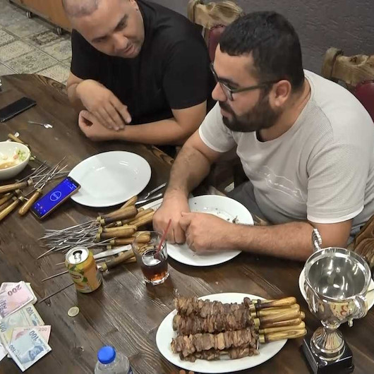 Üç bin TL ve altın kazanmak için sofraya oturdu: Kaybedince 640 TL hesap ödedi