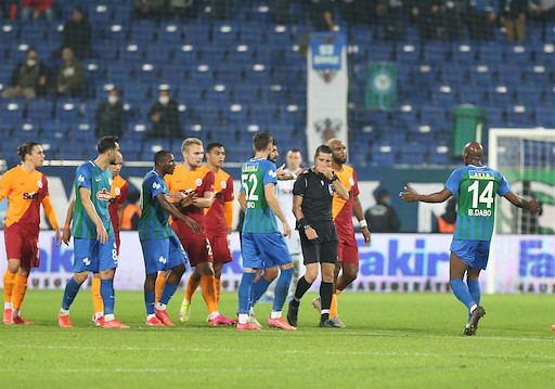 Rizespor-Galatasaray maçında hakem Ali Palabıyık futbolcuların tepkisini çekti.