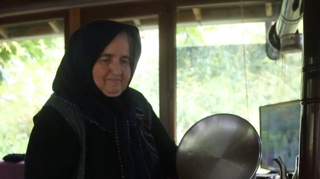 Selzede Ayşe teyze afet bölgesinde çalışan personele 'gönül sofrası' kuruyor