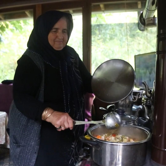 Selzede Ayşe teyze afet bölgesinde çalışan personele gönül sofrası kuruyor