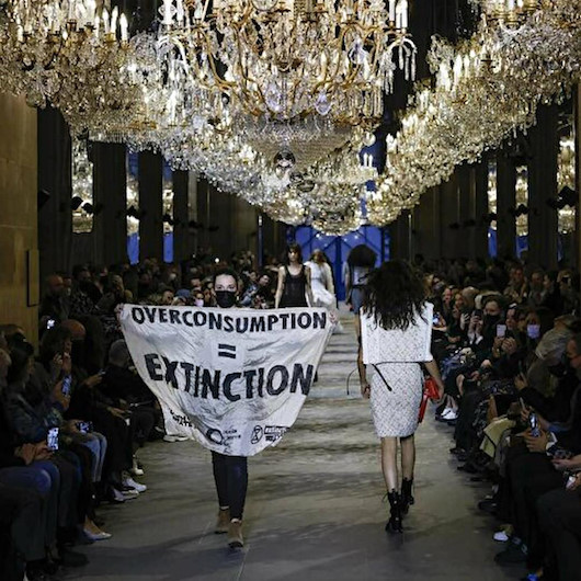 Louis Vuitton defilesinde protesto: Aşırı Tüketim Eşittir Yok Oluş