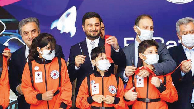 Açılışa Kağıthane Belediye Başkanı Mevlüt Öztekin, Türkiye Uzay Ajansı Başkanı Serdar Hüseyin Yıldırım, ilçe protokolü ve çok sayıda çocuk katıldı.