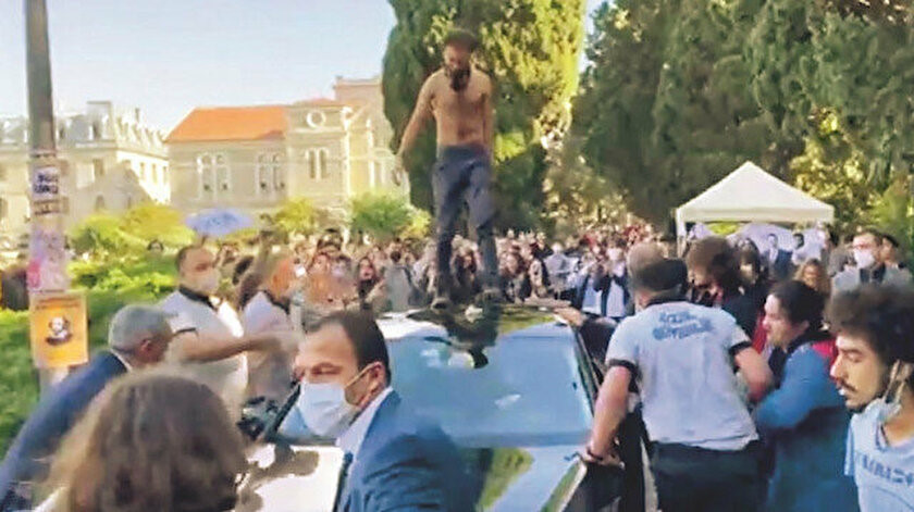 Göstericiler Rektör Prof. Dr. Naci İnci’nin makam aracının önünü keserek üzerinde tepinmişti.