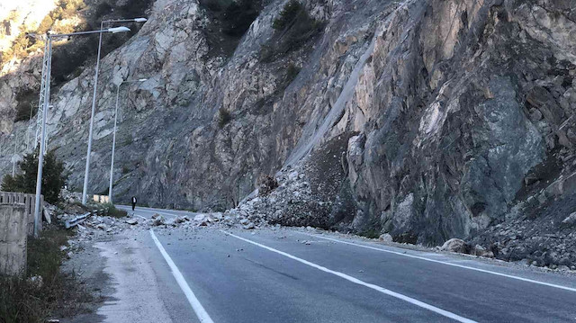Artvin-Erzurum karayolunda heyelan: Yol trafiğe kapandı