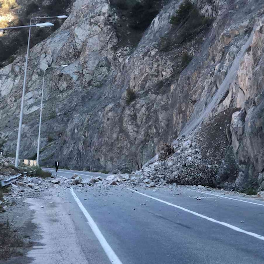 Artvin-Erzurum karayolunda heyelan: Yol trafiğe kapandı