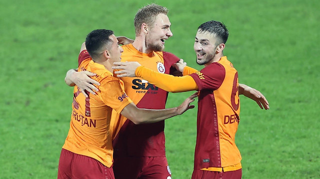 Sarı-kırmızılı futbolcular Rizespor galibiyeti sonrası büyük sevinç yaşadı.