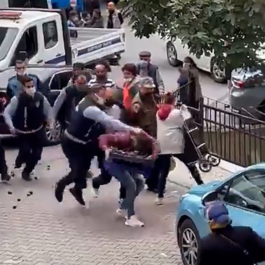 Kağıthanede zabıta memurundan kendisine tekme atan seyyar satıcıya saldırı