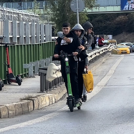 Kadıköyde pes dedirten görüntü: Scootera 3 kişi binen gençler tehlike saçtı