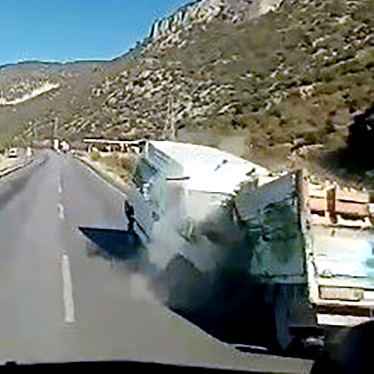 Ispartada minibüs ile kamyonet kafa kafaya çarpıştı: Feci kaza araç kamerasına yansıdı
