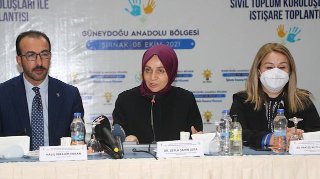Leyla Şahin Usta (Ortada)