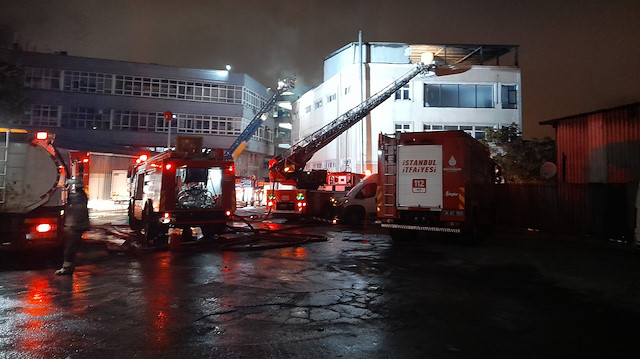 Eyüpsultan'da 4 katlı binanın çatı katında yangın paniği