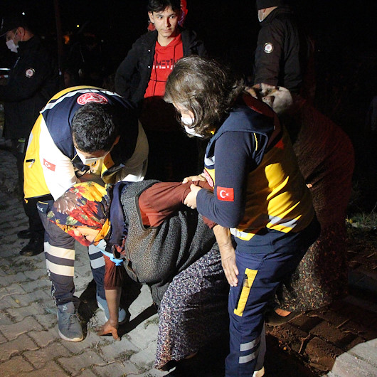 Yangında evden çıkamayan kadını itfaiye ekipleri kurtardı