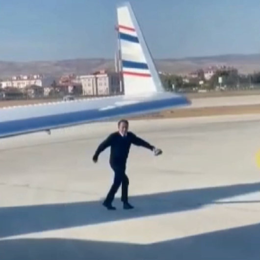 Esenboğa Havalimanında pilottan takdir toplayan davranış: Pistteki kaplumbağa güvenli alana bırakıldı