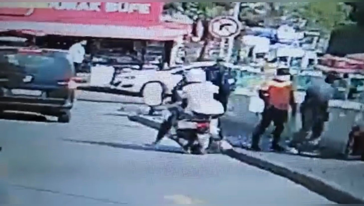 Saldırıda iki kişi bacak kısımlarından yaralanırken, saldırgan için geldiği şekilde geri dönerek motosikletle kayıplara karıştı.