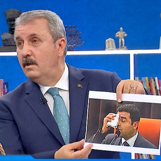 Başak Demirtaş sonrası FOXa çıkan Desticiden İsmail Küçükkayaya: Demirtaşı hayır kurumundan mı cezaevine götürdüler?