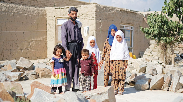 Afganlar kendi ülkelerinde kaldıkları çadırda yaşam mücadelesi veriyor.