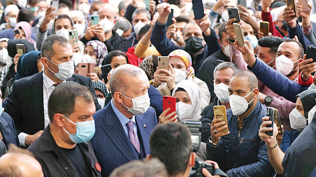 Cuma namazını Eyüp Sultan Camii’nde kılan Cumhurbaşkanı Erdoğan’a vatandaşlar sevgi gösterisinde bulundu.