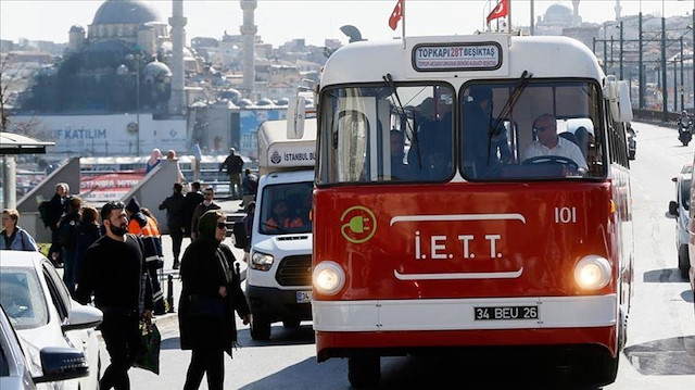 حافلات تاريخية تُعرض وسط مدينة إسطنبول