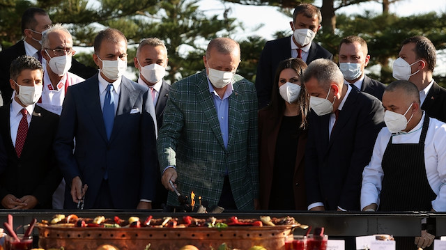 Cumhurbaşkanı Erdoğan, 5. Uluslararası Adana Lezzet Festivali açılışında kebap pişirdi 