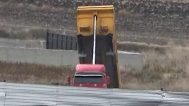 Çatalca’da otoyol kenarına kaçak hafriyat dökümü böyle görüntülendi