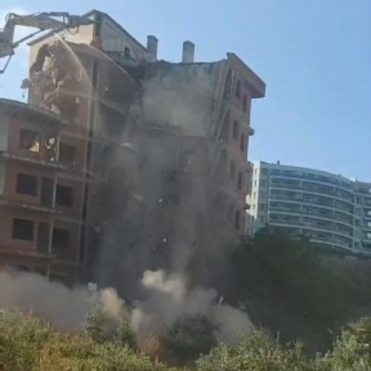 Kepçe operatörünün yıkmak istediği bina kendisi yıkıldı
