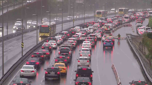 İstanbul'da yağmur yüzünü gösterdi trafik kilitlendi