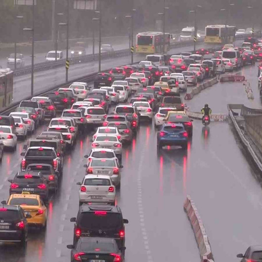 İstanbulda yağmur yüzünü gösterdi trafik kilitlendi