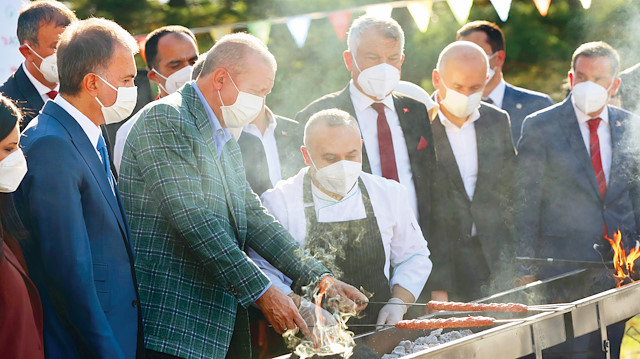 Erdoğan, Uluslararası Adana Lezzet Festivali’nin açılışını gerçekleştirdi, mangal başına geçip kebap pişirdi.
