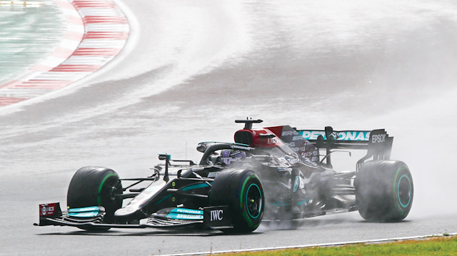 Lewis Hamilton cezası nedeniyle yarışa 11. sıradan başlayacak.