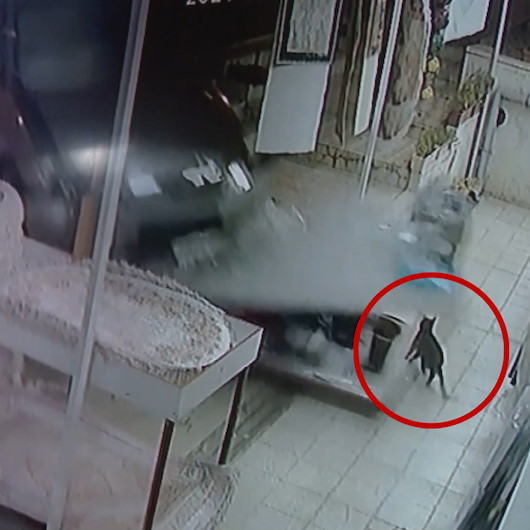 Ankarada kontrolden çıkan araç dükkana girdi: Kedi ezilmekten son anda kurtuldu
