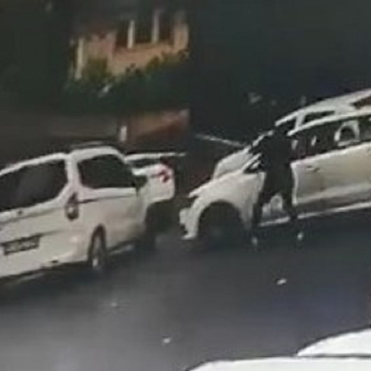 Şişlide aracıyla önünü kestiği otomobilin sürücüsüne kurşun yağdırdı