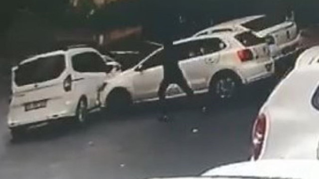 Şişli'de aracıyla önünü kestiği otomobilin sürücüsüne kurşun yağdırdı