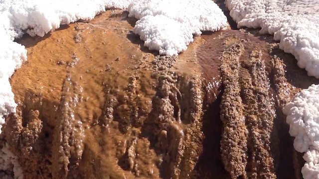 Kırıkkale’nin Delice ilçesinde dağların eteklerindeki fay hattından günlük 200 bin litre civarında doğal kaynak suyu yeryüzüne çıkıyor. Toprak minerallerini toplayıp sera tipi havuzlara getirilen doğal kaynak suyu, güneş ışınlarıyla buharlaştırılıyor.