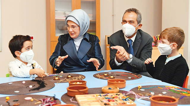 Emine Erdoğan ve Bakan Mahmut Özer, ilkokul öğrencileriyle sohbet edip oyun oynadı.