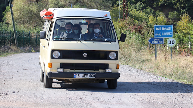 Yalova'nın Termal ilçesindeki Termal Aile Sağlığı Merkezi'nde görevli Dr. Ömer Öktem, eski model araçlara olan ilgisini Kovid-19 döneminde avantaja çevirdi.<br><br>