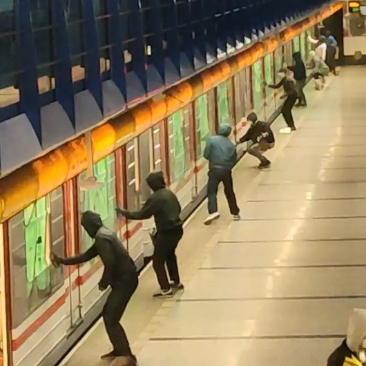 Prag metrosuna sprey boyalı saldırı