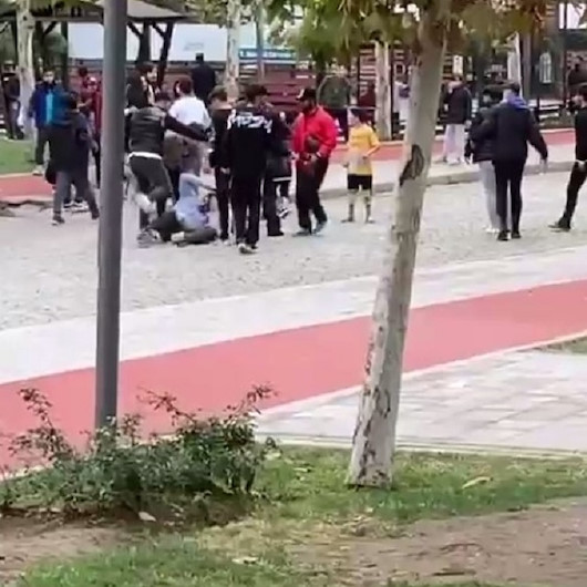 Esenyurt’ta gençlerin uçan tekmeli kavgası kamerada