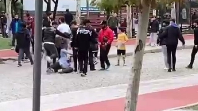 Esenyurt’ta gençlerin uçan tekmeli kavgası kamerada