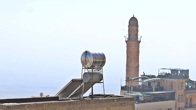Mardin’de, evlerin çatı katlarında bulunan çanak anten ve su depolarının oluşturduğu görüntü kirliliği, rahatsız edici boyutlara ulaştı. 