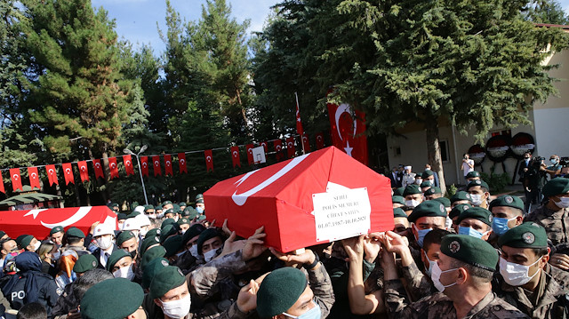 Şehitlerin Türk bayrağına sarılı naaşları, silah arkadaşlarının omuzlarında törene getirildi.