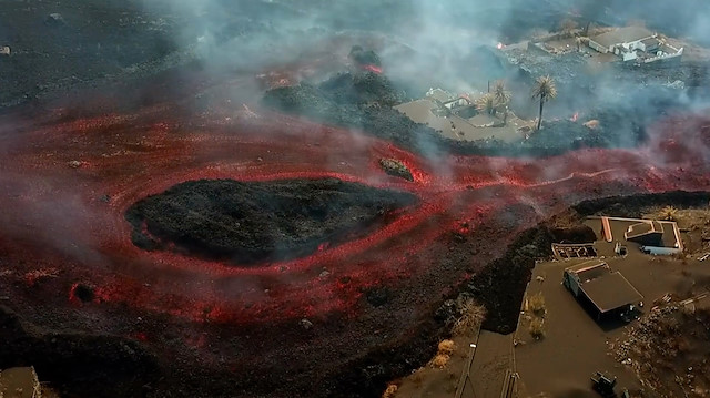 La Palma'daki yanardağdan akan lavlar havadan görüntülendi