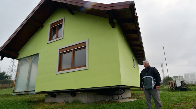 Bosna Hersek'te manzarayı beğenmeyen eşi için dönen ev yaptı.
